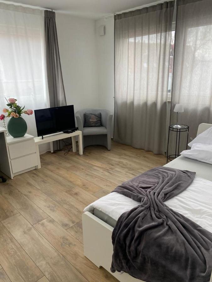Ferienwohnungen Lamisto Am Waldesrand Neckartenzlingen Esterno foto